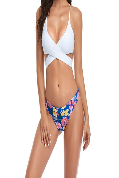 Bikini Sommerlook 2025 mit Blumenmuster und Weiß