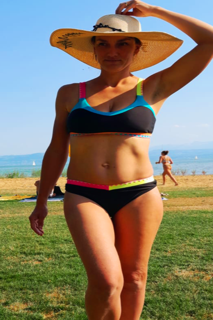 Schwarzer Sportbikini Damen vorne