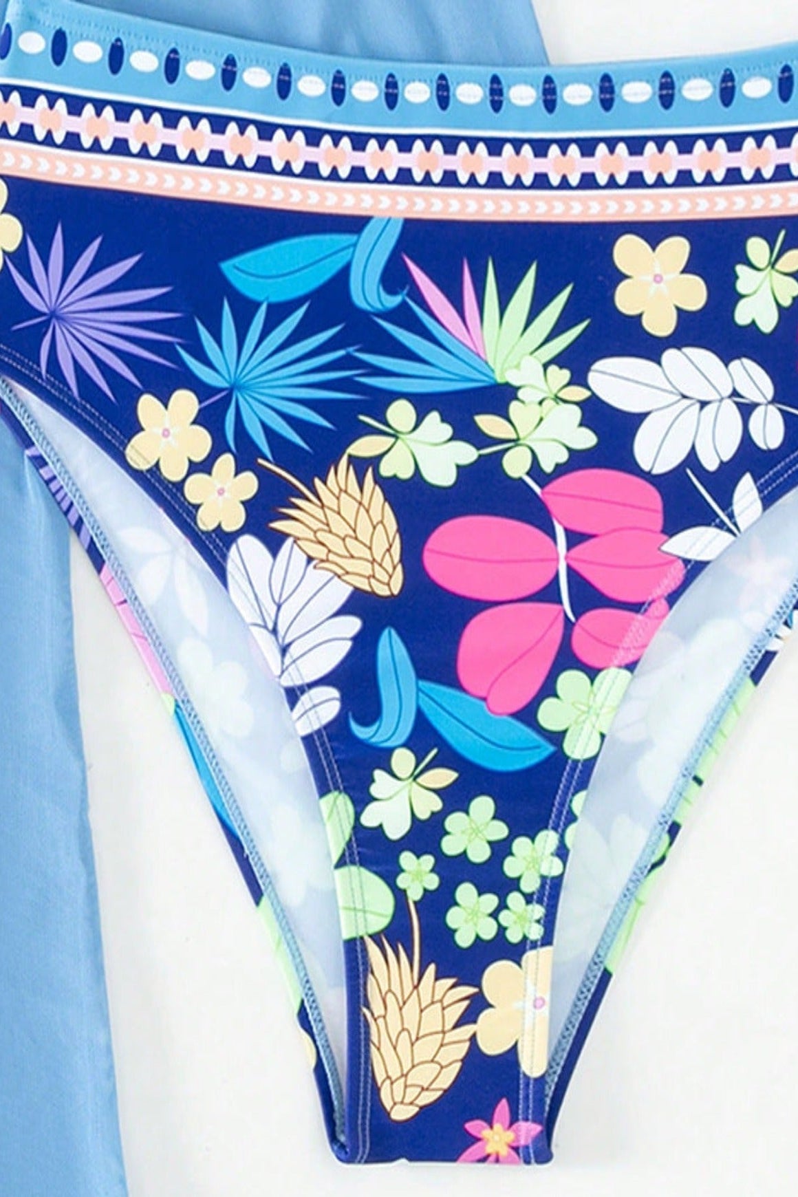 3-teiliges Bikini-Set für Damen in Blau mit Blumenmuster und Poncho. Bikini Unterteil